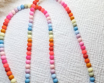 Mobile phone chain made of silicone beads in rainbow colors with two rakes for all models, without a case in different lengths. Special requests possible