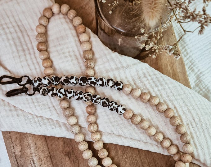 Leo long phone chain/phone strap made of beech wood beads for wearing around your neck – minimalism meets functionality. Crossbody chain for your phone.