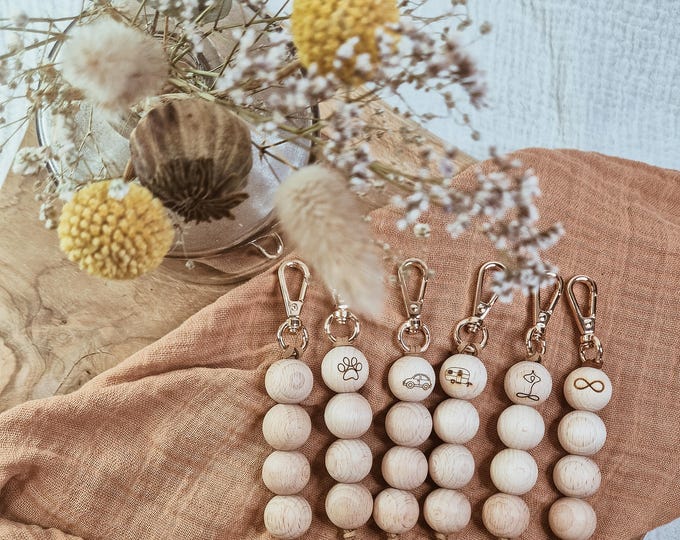 Minimalist key ring made of engraved wooden beads with leather strap and gold clip – Natural design with a personal touch