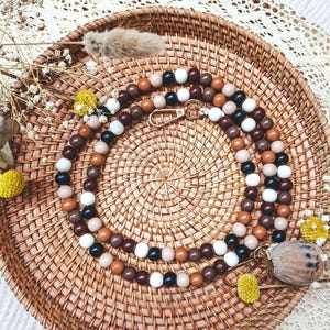 Mobile phone chain with wooden beads in brown and beige tones – stylish smartphone accessory in a boho look