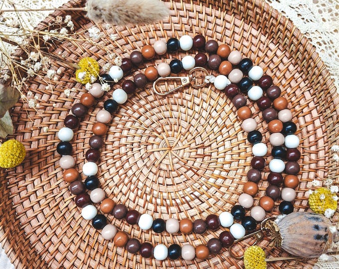 Mobile phone chain with wooden beads in brown and beige tones – stylish smartphone accessory in a boho look