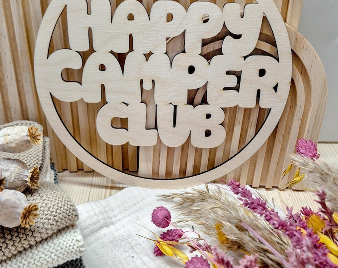 "Happy Camper Club" wooden sign – Caravan decoration | Camping gift | Laser engraving – Vanlife decoration – Motorhome accessories – Gift for campers
