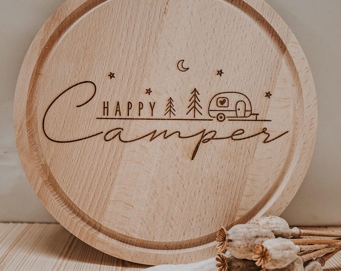 Wooden board "Happy Camper" – round breakfast board with engraving, gift for campers & outdoor fans, vanlife kitchen accessory