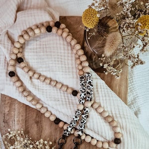 Mobile phone chain/mobile phone strap Leo long made of beech wood beads, silicone beads and Leo beads to hang around your neck – minimal crossbody chain for your mobile phone