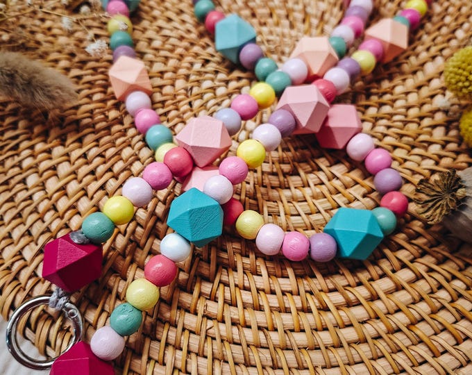 Colorful mobile phone chains made of wooden beads – Handmade mobile phone strap with carabiner | Summery mobile phone holder in pastel colors & neon | Summer trend