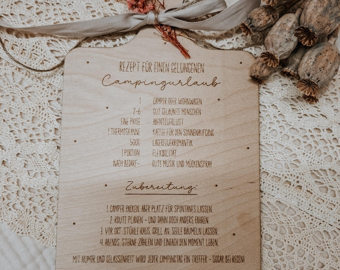 Recipe for a successful camping holiday – wooden board with engraved dried flowers | Gift for campers and caravan enthusiasts | Boho camping decoration
