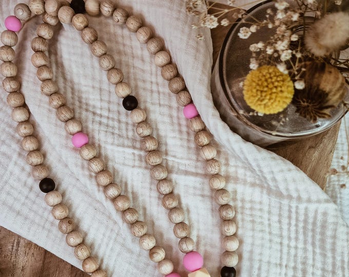 Phone necklace with beechwood beads and silicone beads with leopard print, pink and beige, with round carabiner, without case