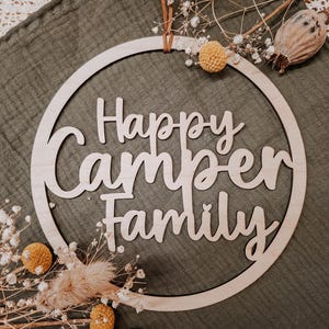 Drewniany znak „Happy Camper Family” – dekoracja przyczepy kempingowej | Prezent kempingowy | Grawerowanie laserowe – Dekoracja Vanlife – Akcesoria do kamperów – Prezent dla kamperów