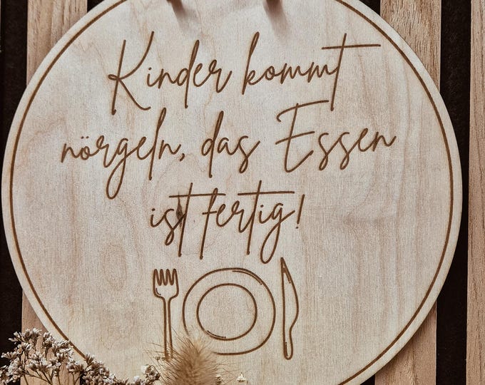 Lovingly engraved wooden sign with humor – Perfect kitchen decoration & gift idea for families “Kids, come complain – dinner is ready!” |