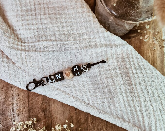 Personalized keychain bag pendant with wooden bead and initials, leopard print, leopard pattern, letter, heart, lucky charm