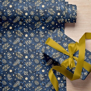 Carta da regalo natalizia dorata e blu – Simboli dorati festivi su un design di calendula blu scuro ispirato a William Morris – Carta da regalo natalizia