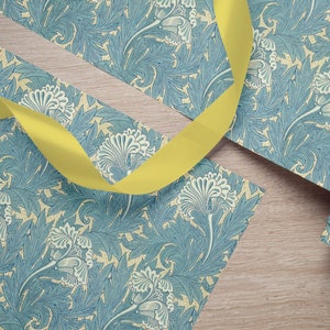 Geschenkpapier mit blauen Tulpen - Kultiges viktorianisches Design in Entenei-Blau von William Morris - Elegante Geschenkverpackung mit einem berühmten Blumenmuster