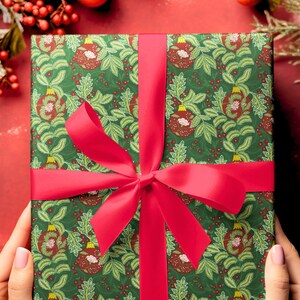 Carta da regalo con palline rosse e fogliame natalizio – Carta da regalo verde e rossa con eleganti decorazioni e dettagli floreali
