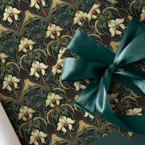 Carta da regalo natalizia ispirata all'Art Nouveau - Confezione regalo riciclabile con fiori bianchi, bacche rosse e ornamenti verdi - Disponibile arrotolata