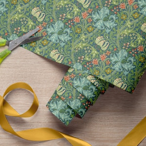 Carta da regalo Golden Lily – Elegante design Heritage di Morris & Co. – Carta da regalo floreale verde – Perfetta per regali e progetti di scrapbooking