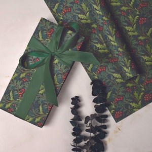 Carta da regalo natalizia con bacche di agrifoglio rosso e foglie verdi - Carta da regalo riciclabile ispirata a William Morris nei tradizionali colori delle feste