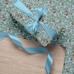 Carta da regalo Arbutus – Morris & Co Bacche rosse e fogliame verde – Carta da regalo floreale vintage per tutte le occasioni e Natale