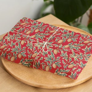 Papier do pakowania prezentów Pinecones and Holly Christmas – świąteczny czerwony papier do pakowania prezentów z klasycznym wzorem świątecznych liści ostrokrzewu i szyszek na prezenty świąteczne