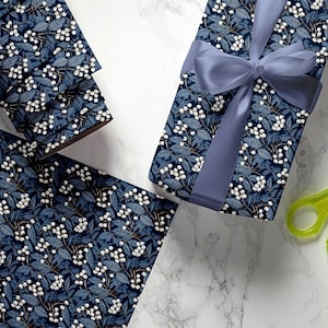 Carta da regalo natalizia Blue Mistletoe - Carta da regalo per le feste - Design festivo ispirato a William Morris - Disponibile in rotoli da 1 m, 2 m, 3 m e 5 m