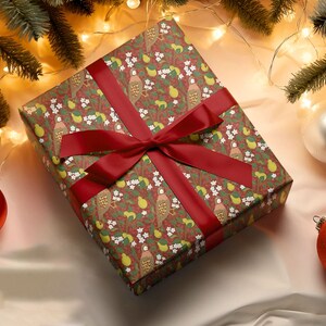 Carta da regalo natalizia vintage "Pernice su un albero di pere" – Design floreale festivo ispirato a William Morris con uccelli e pere