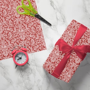 Carta da parati Carta da parati Queen Anne – Design William Morris in rosso e bianco con uccelli, frutta e fiori – Rotoli da 2 e 5 metri – Consegna gratuita