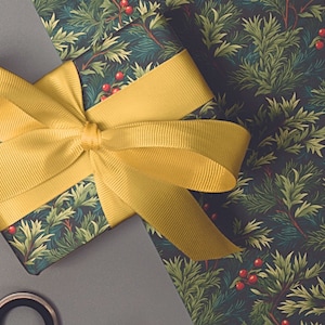 Carta da regalo natalizia ispirata a William Morris - Design tradizionale con ramoscelli verdi e bacche di agrifoglio rosso - Disponibile in rotoli da 1 m, 2 m, 3 m e 5 m