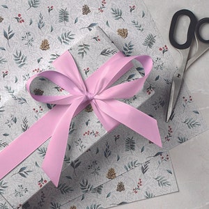 Carta da regalo festiva con pigne, ramoscelli di Natale e bacche rosse - Sfondo con motivo a campanule di William Morris - Elegante carta da regalo