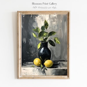Könnte beinhalten: Gerahmter Kunstdruck mit einem Stillleben, das eine schwarze Vase mit grünen Blättern und zwei gelben Zitronen zeigt. Das Kunstwerk hat eine neutrale Farbpalette mit strukturiertem Hintergrund. Text: "Blossom Print Gallery - Printable art."