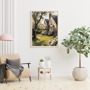 Puede incluir: Una pintura de una casa de campo de piedra con un c&eacute;sped verde y flores blancas en frente. La casa tiene un techo marr&oacute;n y una chimenea. La pintura est&aacute; enmarcada en un marco de madera claro.