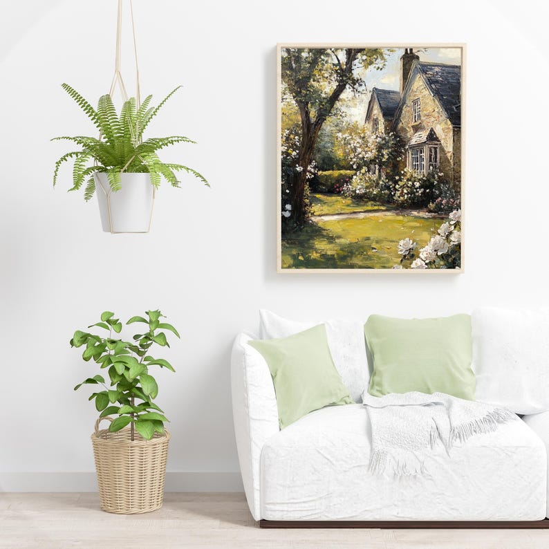 Puede incluir: Una pintura de una caba&ntilde;a de piedra con un techo verde y flores blancas en frente. La caba&ntilde;a est&aacute; rodeada de &aacute;rboles y arbustos. La pintura est&aacute; enmarcada en un marco de madera claro.
