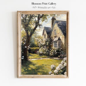 Puede incluir: Una pintura de una casa de campo de piedra con un c&eacute;sped verde exuberante y flores blancas. La casa tiene un techo de pizarra y un peque&ntilde;o jard&iacute;n en frente. La pintura est&aacute; enmarcada en un marco de madera claro.
