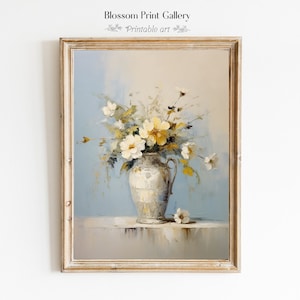 Puede incluir: Una pintura de un jarrón blanco lleno de flores blancas y amarillas. El jarrón está sobre una mesa blanca con un fondo azul.