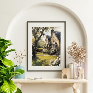 Puede incluir: Una pintura enmarcada de una casa de piedra con un jard&iacute;n verde exuberante y flores blancas. La casa tiene un techo marr&oacute;n y una chimenea. El jard&iacute;n est&aacute; rodeado de &aacute;rboles y arbustos.