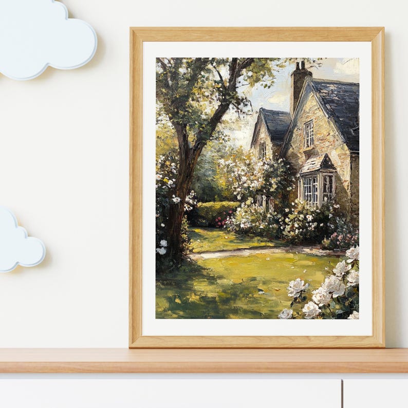 Puede incluir: Una pintura de una casa de campo de piedra con un jard&iacute;n verde exuberante y flores blancas. La casa tiene un techo de pizarra y una chimenea. El jard&iacute;n est&aacute; rodeado de &aacute;rboles y arbustos.