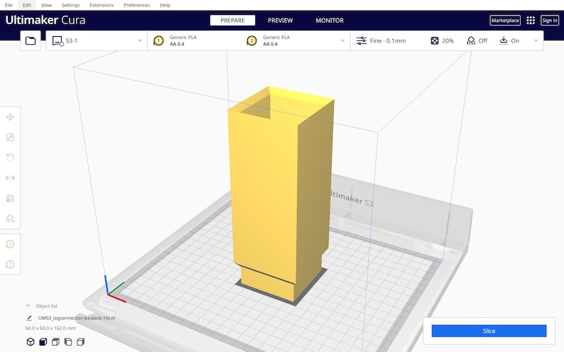 Peut inclure: Un mod&egrave;le 3D d'un objet rectangulaire avec un centre creux, rendu en jaune, est affich&eacute; sur une plateforme blanche avec un motif de grille. Le mod&egrave;le est positionn&eacute; sur une surface blanche avec une ligne bleue et rouge se croisant en bas &agrave; gauche. Le texte "Ultimaker 53" est visible en arri&egrave;re-plan.