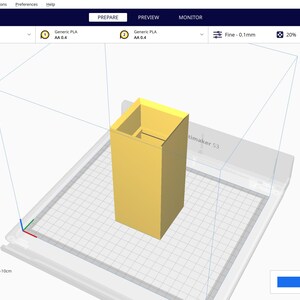 Peut inclure: Un mod&egrave;le 3D d'une bo&icirc;te rectangulaire avec un int&eacute;rieur creux est affich&eacute; sur un &eacute;cran d'ordinateur. Le mod&egrave;le est jaune et est positionn&eacute; sur une grille blanche. L'&eacute;cran affiche le logiciel Ultimaker Cura, qui est utilis&eacute; pour l'impression 3D.