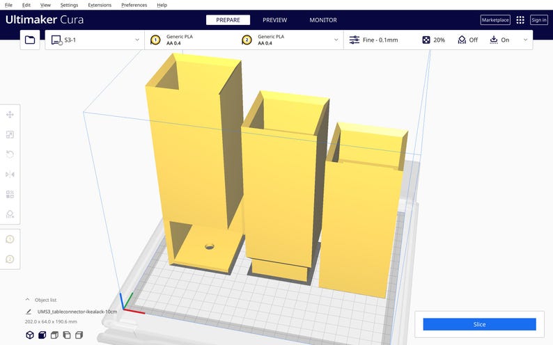 Peut inclure: Un mod&egrave;le 3D de trois bo&icirc;tes rectangulaires &agrave; dessus ouvert, rendu en jaune, affich&eacute; sur une surface quadrill&eacute;e. Le mod&egrave;le est en cours de pr&eacute;paration pour l'impression 3D &agrave; l'aide du logiciel Ultimaker Cura.