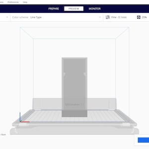Peut inclure: Un mod&egrave;le 3D d'un objet rectangulaire est affich&eacute; dans un logiciel de mod&eacute;lisation 3D. L'objet est gris et est positionn&eacute; sur une plateforme avec un motif de grille. L'interface du logiciel comprend des boutons pour "Pr&eacute;parer", "Pr&eacute;visualiser", "Surveiller" et "Trancher".