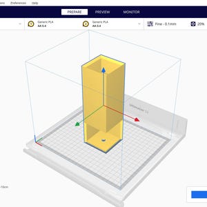 Peut inclure: Un mod&egrave;le 3D d'un objet rectangulaire jaune est affich&eacute; sur une plateforme blanche avec un motif de grille. L'objet est positionn&eacute; au centre de la plateforme et est entour&eacute; d'une bo&icirc;te transparente. La bo&icirc;te a trois axes, &eacute;tiquet&eacute;s X, Y et Z, avec des fl&egrave;ches pointant dans la direction de chaque axe.