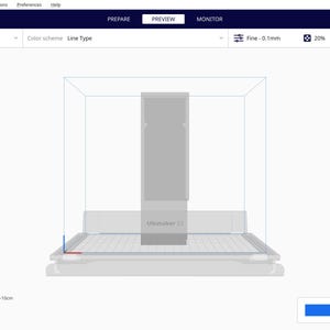 Peut inclure: Un mod&egrave;le 3D d'un objet rectangulaire haut est affich&eacute; dans un logiciel de mod&eacute;lisation 3D. L'objet est gris clair et est positionn&eacute; sur une plateforme. L'interface du logiciel est visible en arri&egrave;re-plan, avec des options pour pr&eacute;parer, pr&eacute;visualiser et surveiller le mod&egrave;le.