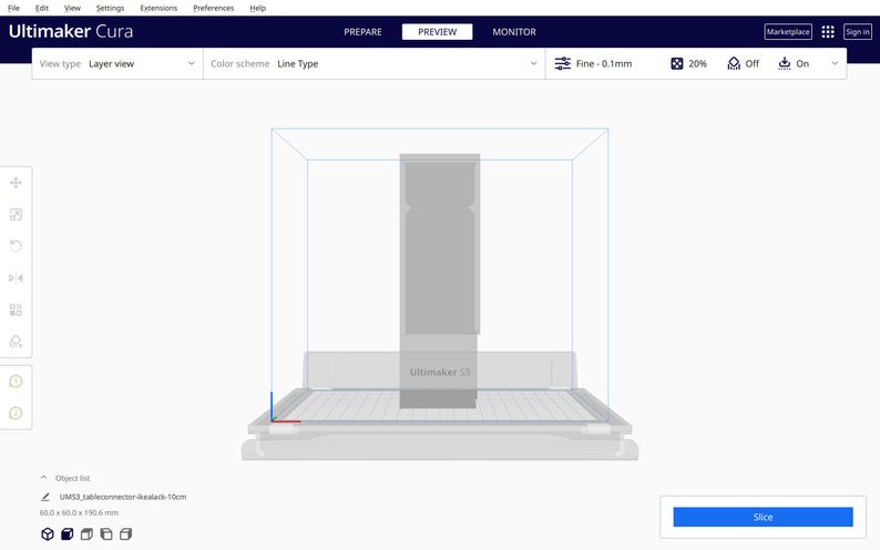 Peut inclure: Un mod&egrave;le 3D d'un objet rectangulaire haut est affich&eacute; dans un logiciel de mod&eacute;lisation 3D. L'objet est gris clair et est positionn&eacute; sur une plateforme. L'interface du logiciel est visible en arri&egrave;re-plan, avec des options pour pr&eacute;parer, pr&eacute;visualiser et surveiller le mod&egrave;le.
