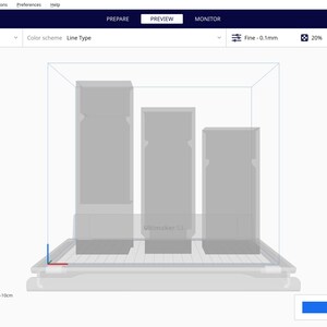 Peut inclure: Mod&egrave;le 3D de trois objets rectangulaires de tailles diff&eacute;rentes, affich&eacute;s dans un logiciel de mod&eacute;lisation 3D. Les objets sont gris et semblent solides. L'interface du logiciel affiche une grille et un axe bleu et rouge.
