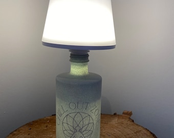Upcycling Tisch-Lampe mit LED-Akku-Lampenschirm dimmbar. Unikat