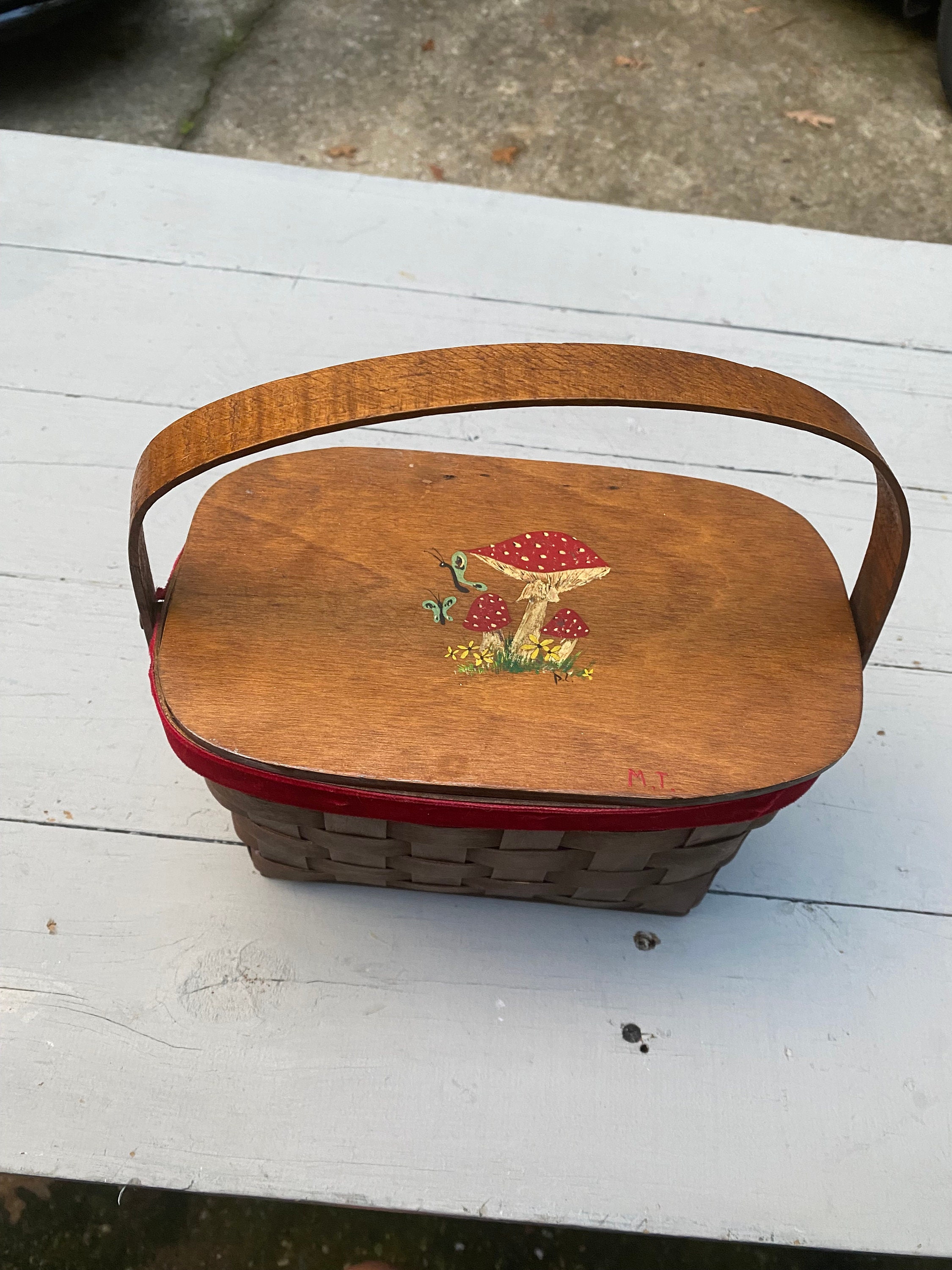 Vintage Sewing Basket  Large Amish Sewing Box w/Organizer Tray – Amish  Baskets