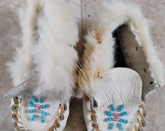 Mocasines de bebé vintage de cuero con cuentas y ribete de piel de conejo, años 40, Oregón, tal cual.