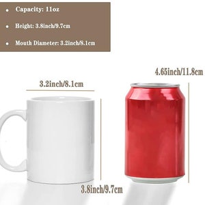 Puede incluir: Taza de cer&aacute;mica blanca con asa, junto a una lata de aluminio roja. La taza mide 9,7 cm de alto y 8,1 cm de ancho. La lata mide 11,8 cm de alto y 8,1 cm de ancho.