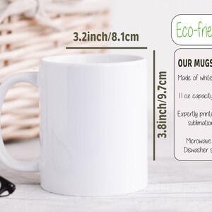 Puede incluir: Una taza de cer&aacute;mica blanca, de 9,7 cm de alto y 8,1 cm de ancho, con un asa curvada. La taza tiene una capacidad de 11 oz y es apta para microondas y lavavajillas. El texto "Eco-friendly" es visible.