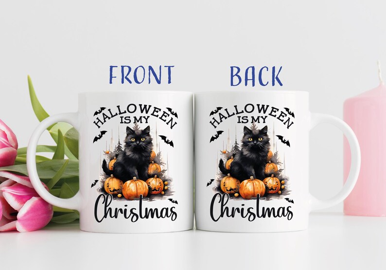 Puede incluir: Taza de cer&aacute;mica blanca con un gato negro sentado sobre una pila de calabazas naranjas. La taza dice "Halloween is my Christmas".