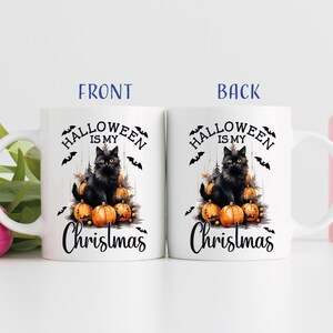 Puede incluir: Taza de cer&aacute;mica blanca con un gato negro sentado sobre una pila de calabazas. La taza tiene el texto "Halloween is my Christmas" en la parte delantera y trasera.