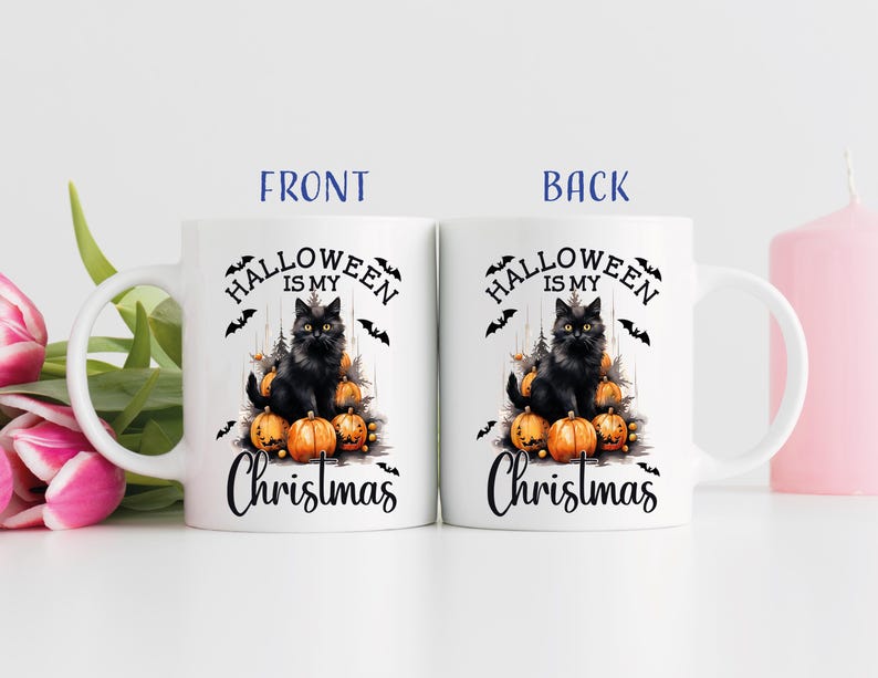 Puede incluir: Taza de cer&aacute;mica blanca con un gato negro sentado sobre una pila de calabazas. La taza tiene el texto "Halloween is my Christmas" en la parte delantera y trasera.